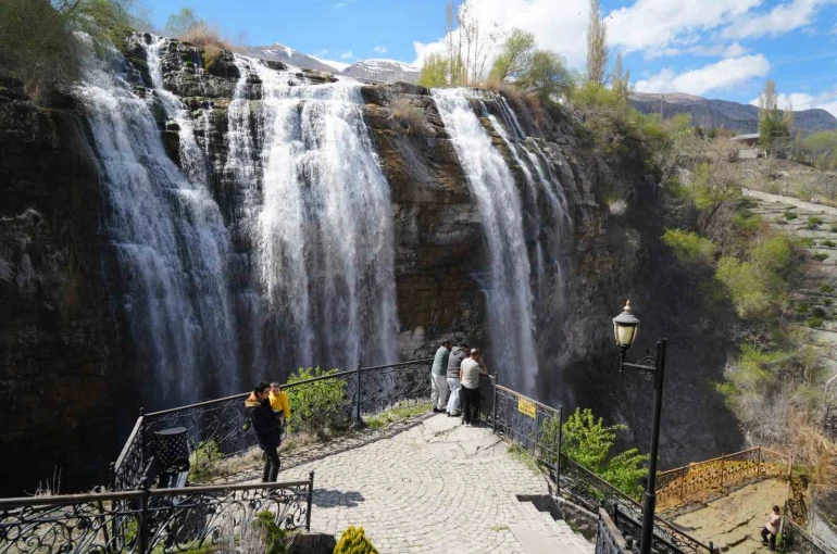 Tortum Şelalesi baharın gelişiyle coştu 