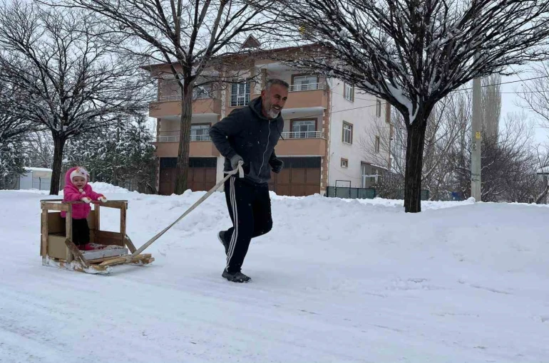 Torununu kızakla çekerek antrenman yapıyor 