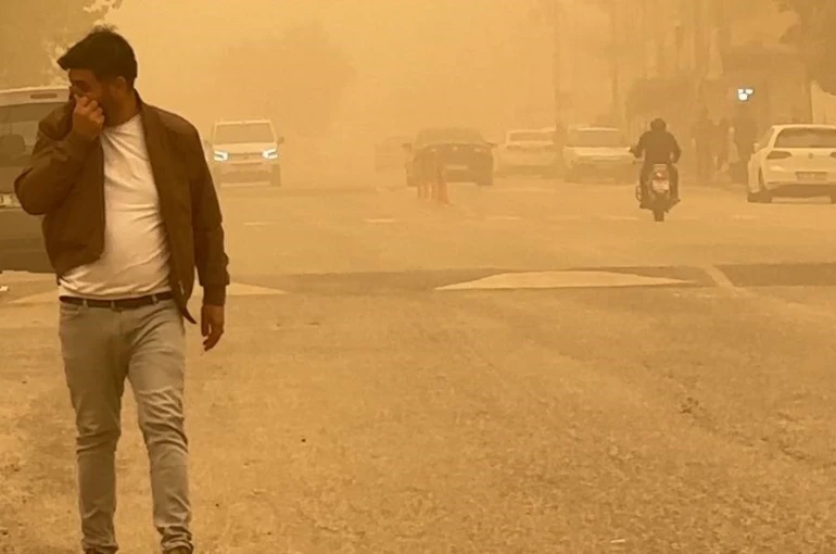 Toz bulutu Şanlıurfa semalarını kapladı 