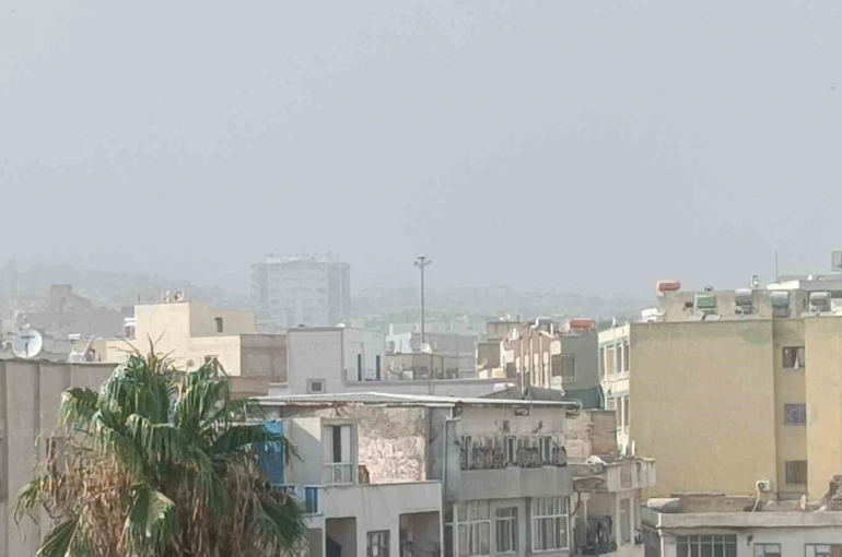 Toz bulutu ve rüzgar Şanlıurfa’yı etkisi altına aldı 