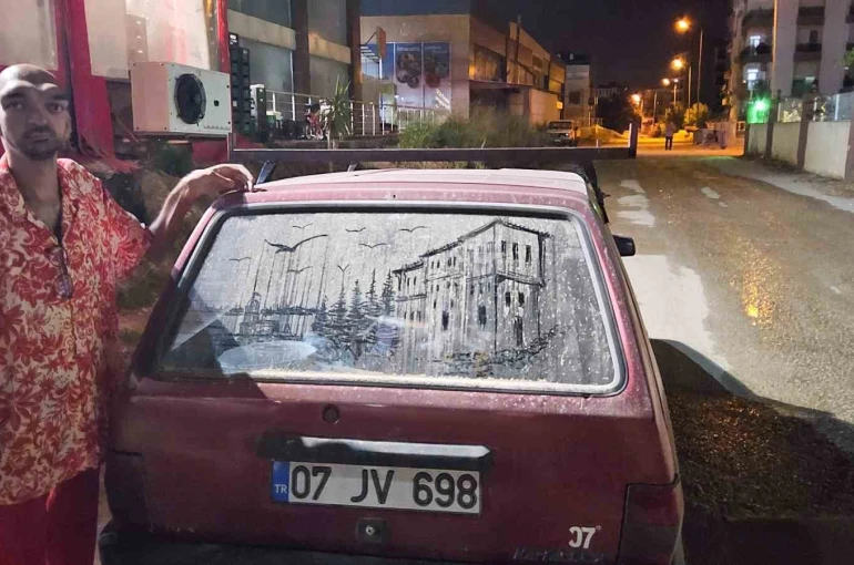 Tozlu araç görünce dayanamıyor, camları sanat eserine dönüştürüyor