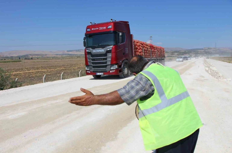 Tozlu yolda mutluluk saçıyor, kimse korna çalmadan geçmiyor 