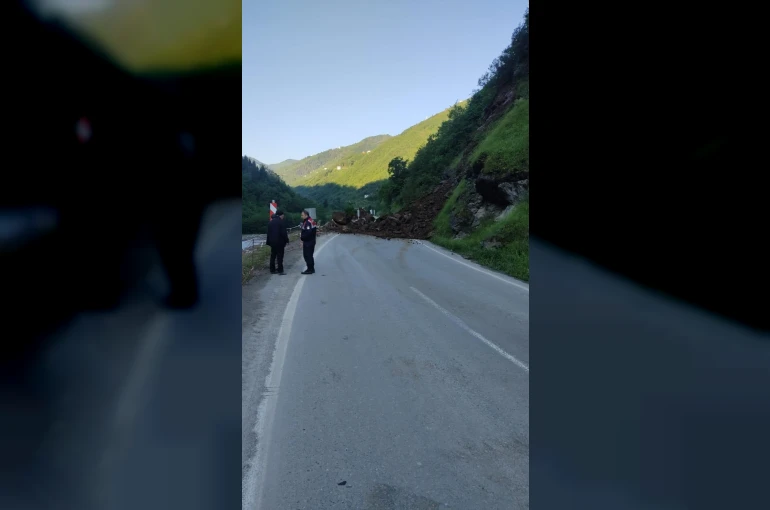 Trabzon-Bayburt karayolu heyelan nedeniyle ulaşıma kapandı