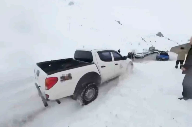 Trabzon-Bayburt karayolundaki çığa ilk müdahale off-road araçlarıyla yapıldı 