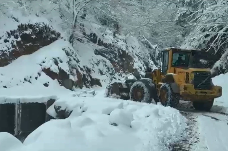 Trabzon’da 24 mahalle yolu kar nedeniyle ulaşıma kapandı 