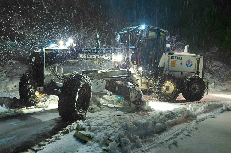 Trabzon’da karla mücadele ekipleri iş başında 