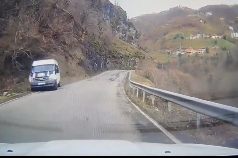 Trabzon’da öğrenci servisi kazası kamerada 