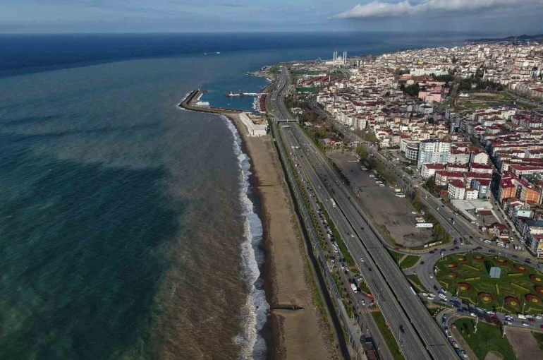 Trabzon’da sahil çamura bulandı 