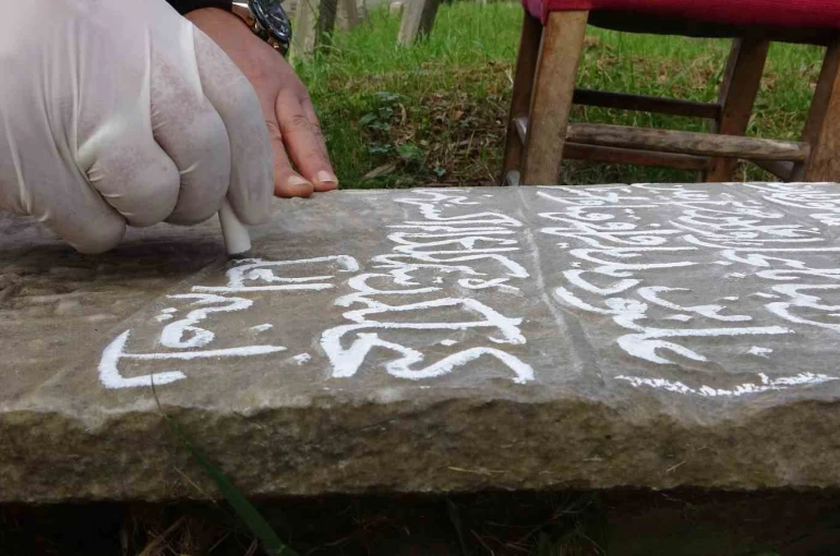 Trabzon’da tarihî mezar taşları karekodla dijital kayıt altına alınıyor 
