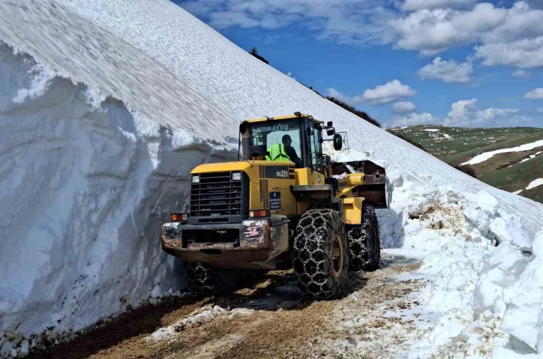 Trabzon’da yayla göçleri öncesi yayla yollarında yoğun kar temizleme mesaisi 