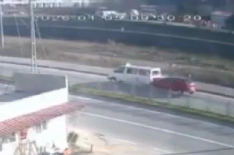 Trabzon’da yolcu indiren dolmuşa arkadan gelen otomobil çarptı: 3 yaralı