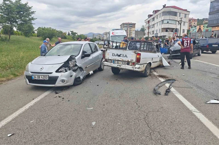 Trabzon’da zincirleme trafik kazası: 8 yaralı