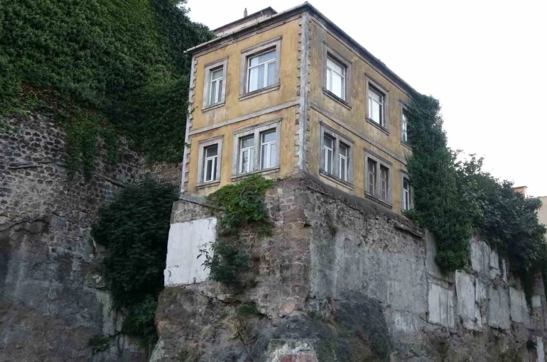 Trabzon’un tarihi surları üzerindeki evler zamana direniyor 