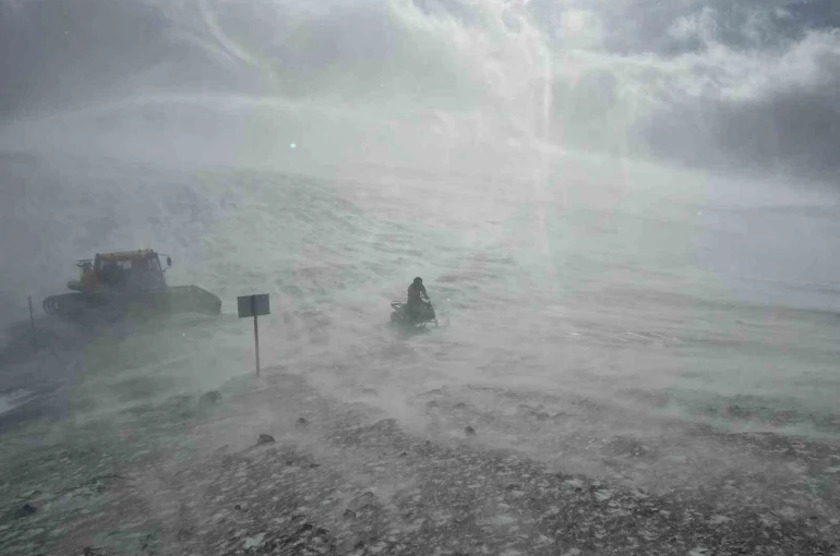 Trabzon’un yükseklerinde kar fırtınası etkili oluyor 