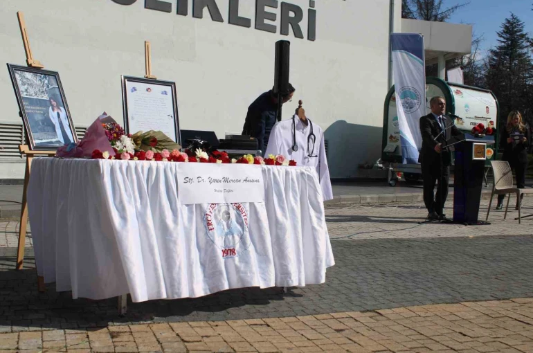 Trafik kazasında hayatını kaybeden Yaren, okuduğu fakültede anıldı 