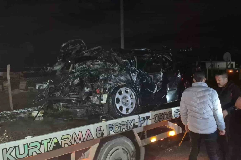 Trafik kazasında tırın altına aldığı otomobil, oto kurtarma aracının üzerinde alev aldı