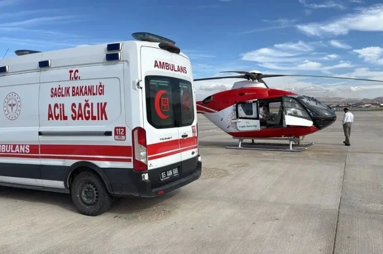 Trafik kazasında yaralanan şahıs ambulans helikopter ile Van’a getirildi 