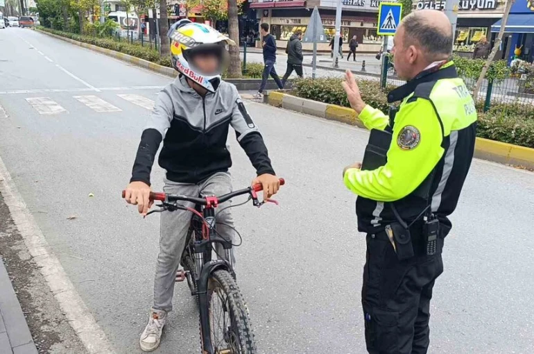 Trafik polisinden trafiği tehlikeye düşüren bisikletliye nasihat: "Bisiklete ceza yazılmaz diye düşünmeyin" 