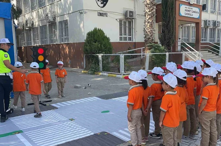 Trafik polislerinden 152 ilkokul öğrencisine trafik eğitimi verildi 