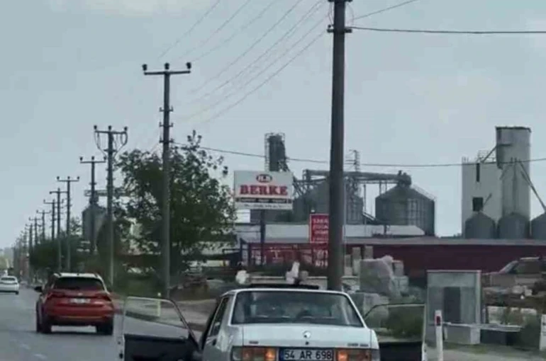 Trafikte akıl almaz anlar: Son ses müzikle kapıları açık vaziyette seyretti 