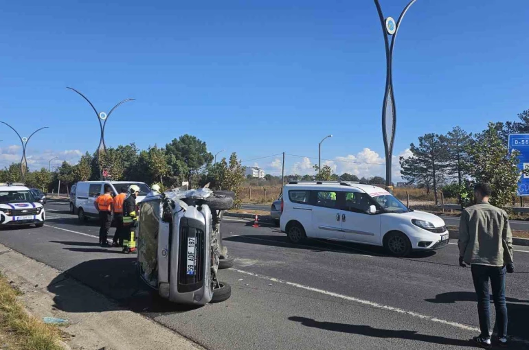 Trafikte bekleyen araca çarpan otomobil yan yattı: 2 yaralı 