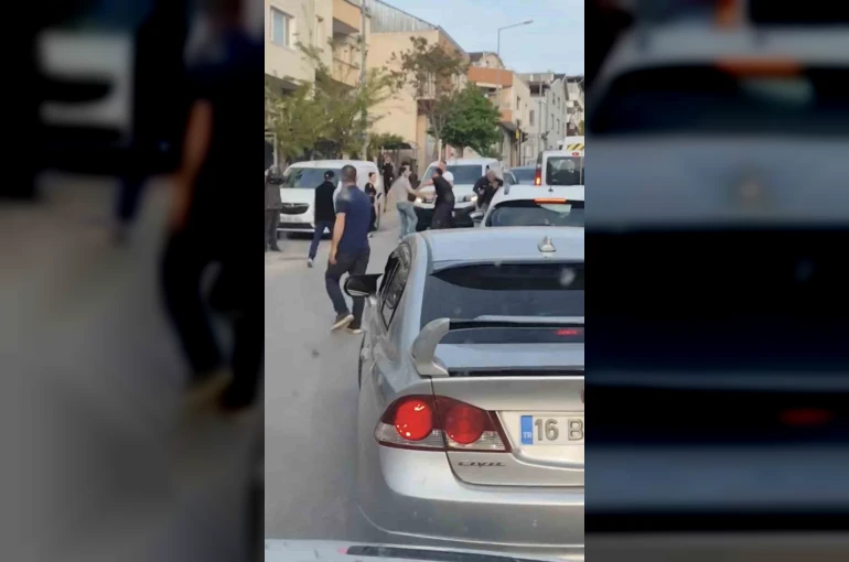 Trafikte döner bıçaklı kavga kamerada 