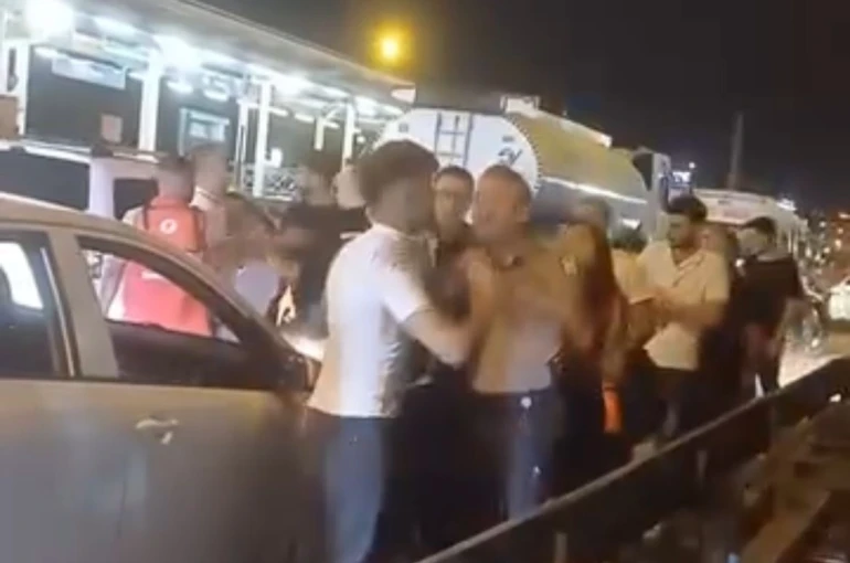 Trafikte yol verme kavgası: 2 kişi gözaltına alındı 