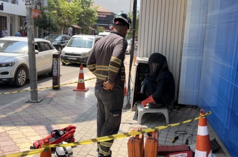 Trafoda yangın çıktı, vatandaşlar ATM’den para çekmeye devam etti