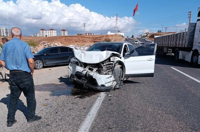 Traktör ile otomobil çarpıştı: 4 yaralı
