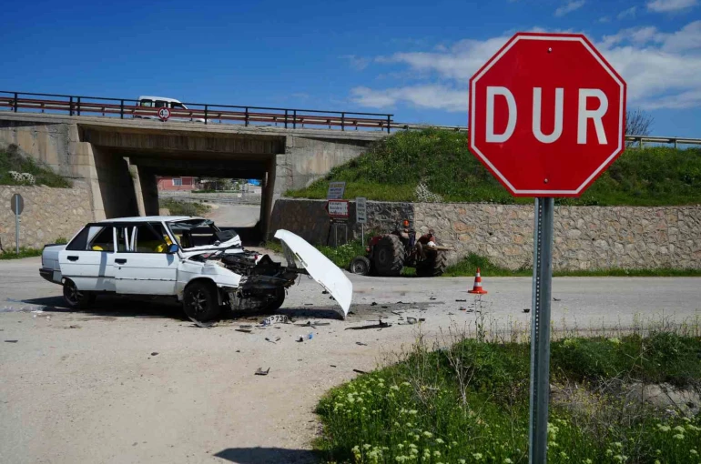Traktör ile otomobil kafa kafaya çarpıştı: 5 yaralı 
