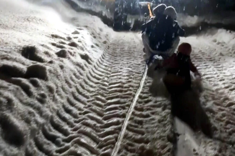 Traktöre bağlanan kızaklarla gün boyu kayak yaptılar 