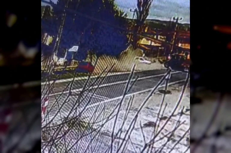 Traktörle otomobilin çarpıştığı kaza kamerada: 2 yaralı 