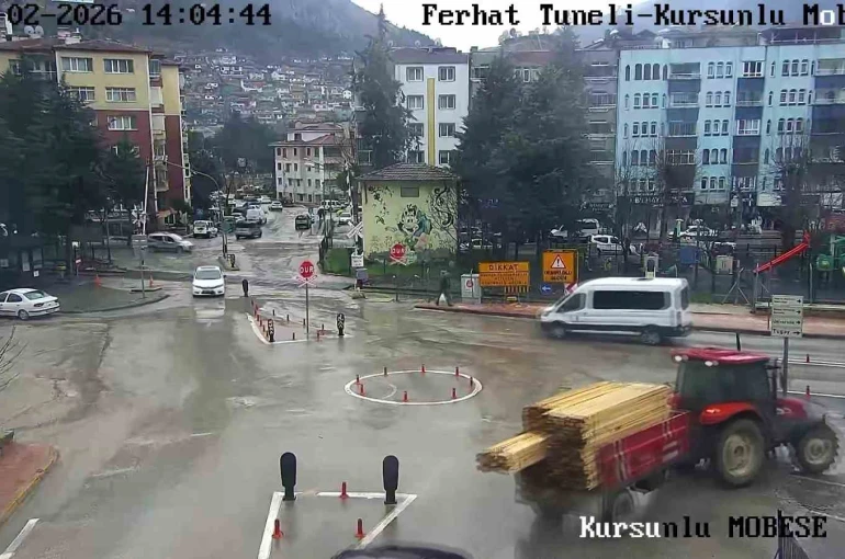 Traktörün devrilen römorkundaki keresteler yola dağıldı: O anlar kamerada