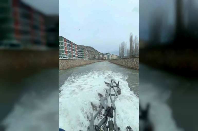 Traktörün suda gidişi ilgi çekti