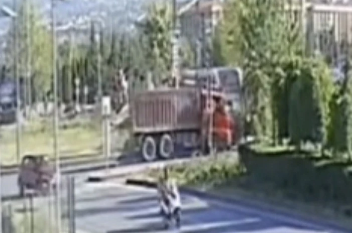 Tramvay ve kamyonun çarpıştığı kaza kamerada 