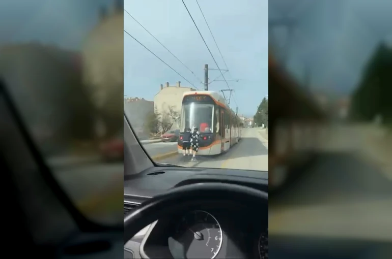Tramvayın arkasına tutunan patenli çocukların tehlikeli yolculuğu 