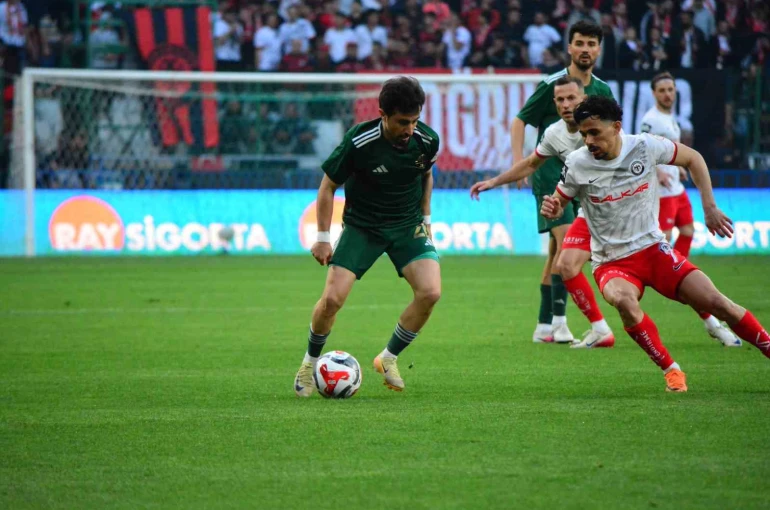 Trendyol 1. Lig Play-Off Final: Esenler Erokspor: 0 - Çorum FK: 1 (İlk yarı) 