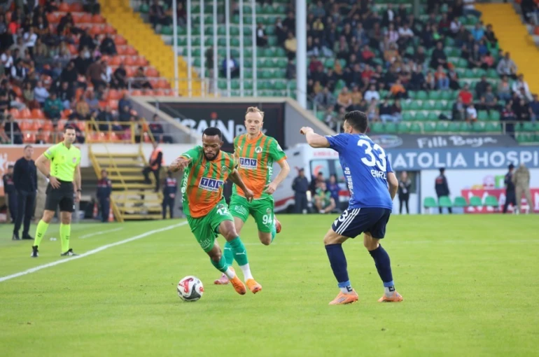 Trendyol Süper Lig: Alanyaspor: 1 - Kasımpaşa: 0 (İlk yarı) 