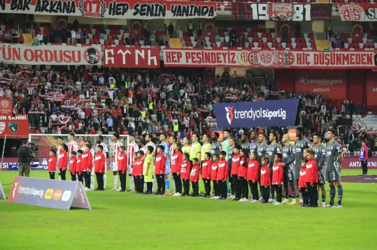 Trendyol Süper Lig: Antalyaspor: 0 - Beşiktaş: 1 (Maç devam ediyor) 