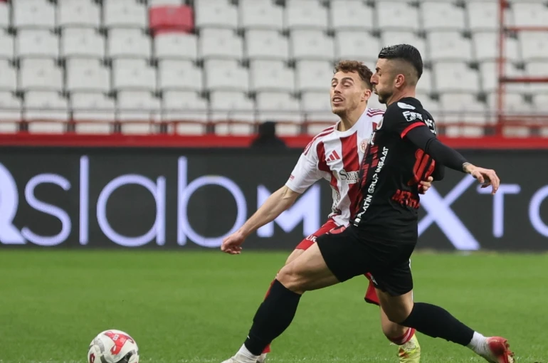 Trendyol Süper Lig: Antalyaspor: 1 - Gençlerbirliği: 1 (İlk yarı) 