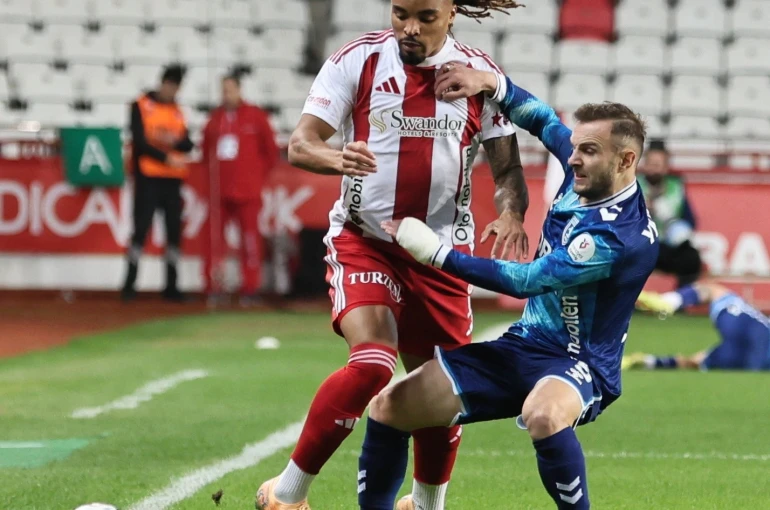 Trendyol Süper Lig: Antalyaspor: 2 - Samsunspor: 0 (İlk yarı) 