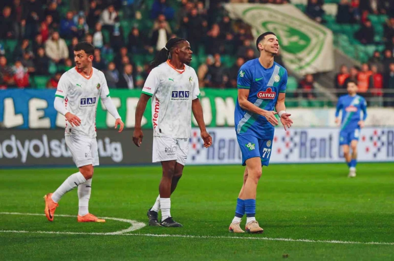 Trendyol Süper Lig: Çaykur Rizespor: 0 - Corendon Alanyaspor: 0 (İlk yarı) 