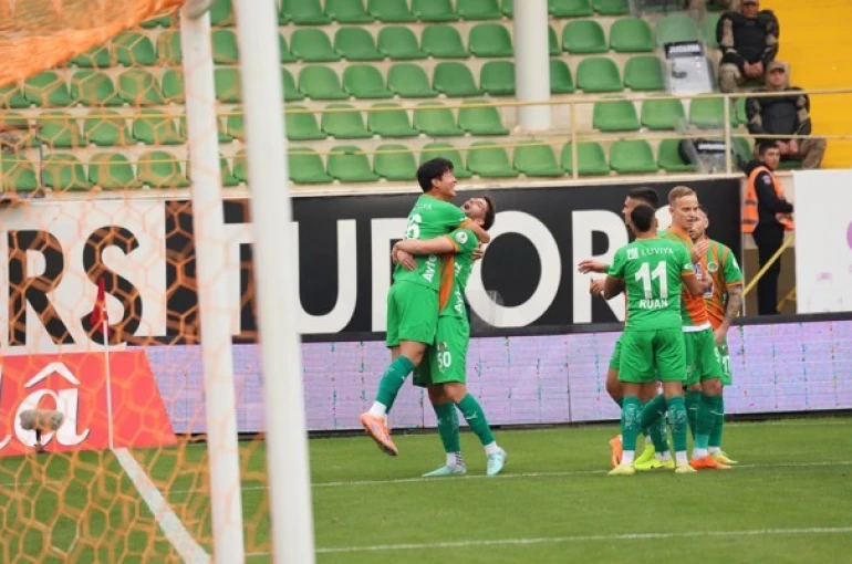 Trendyol Süper Lig: Corendon Alanyaspor: 1 - Fatih Karagümrük: 0 (İlk yarı) 