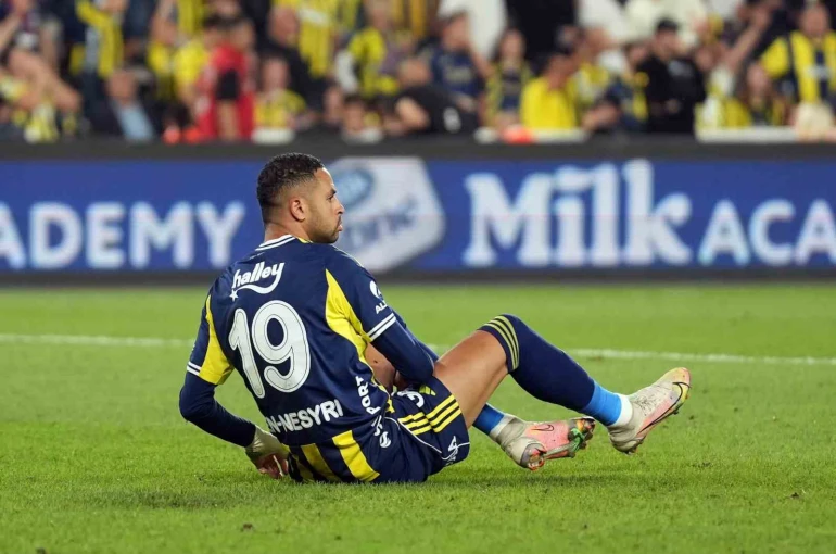 Trendyol Süper Lig: Fenerbahçe: 0 - Corendon Alanyaspor: 1 (İlk yarı)