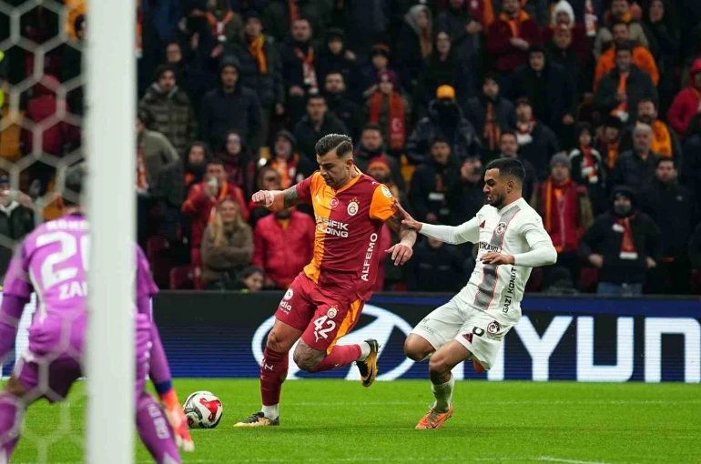 Trendyol Süper Lig: Galatasaray: 0 - Gaziantep FK: 0 (İlk yarı)