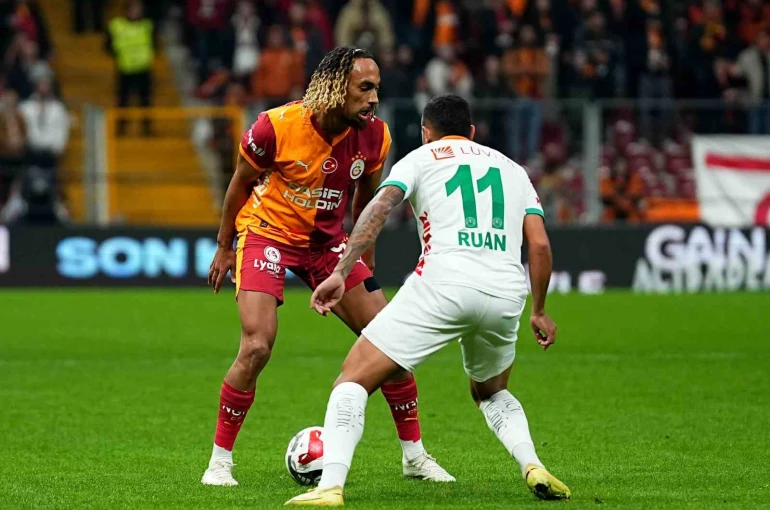 Trendyol Süper Lig: Galatasaray: 1 - Corendon Alanyaspor: 0 (İlk yarı)
