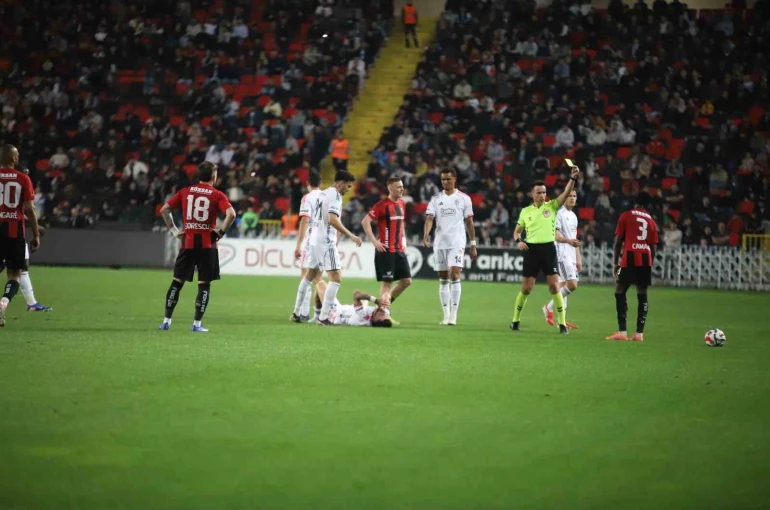 Trendyol Süper Lig: Gaziantep FK: 0 - Beşiktaş: 2 (İlk yarı) 