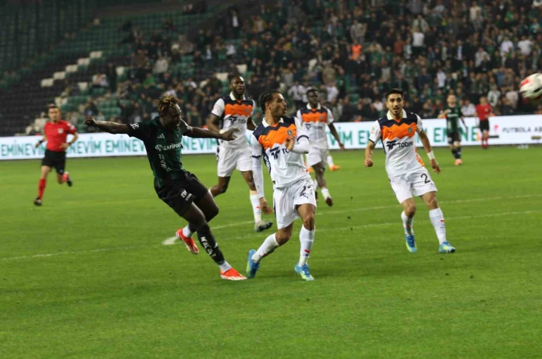 Trendyol Süper Lig: Kocaelispor: 0 - Başakşehir: 0 (İlk yarı)