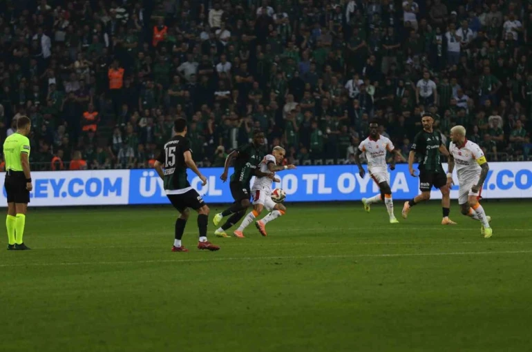 Trendyol Süper Lig: Kocaelispor: 1 - Galatasaray: 0 (İlk yarı) 
