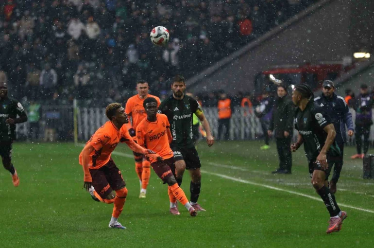 Trendyol Süper Lig: Kocaelispor: 1 - Trabzonspor: 1 (İlk yarı)